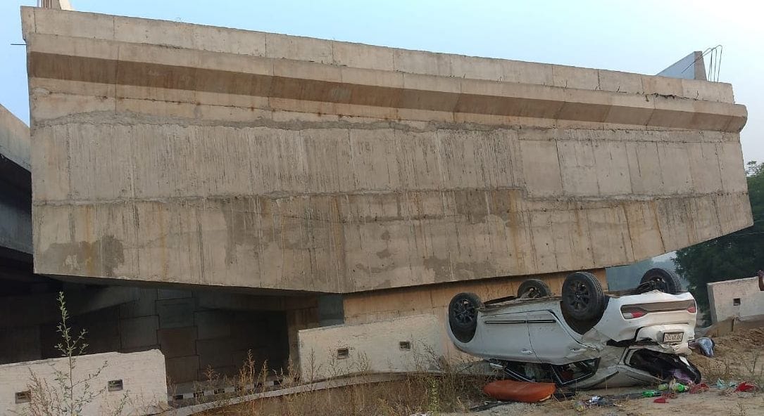 car fall down in the under constrection bridge in national highway, two persons injured.