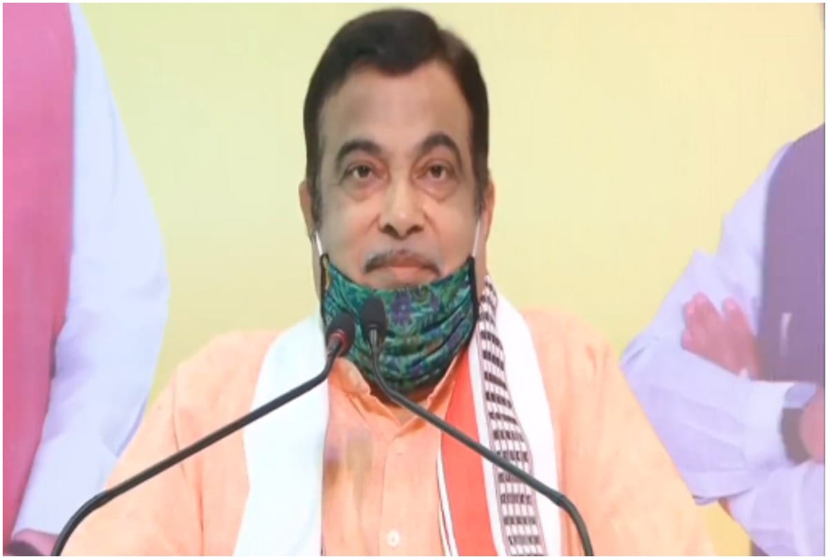 Nitin Gadkari endorse pilot project to run private electric buses electric vehicles future in india