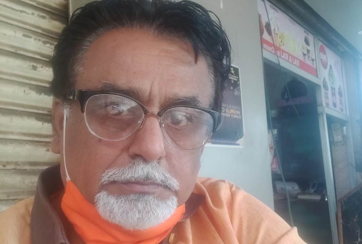 shopkeepers are sanitizing clothes of customers in lucknow