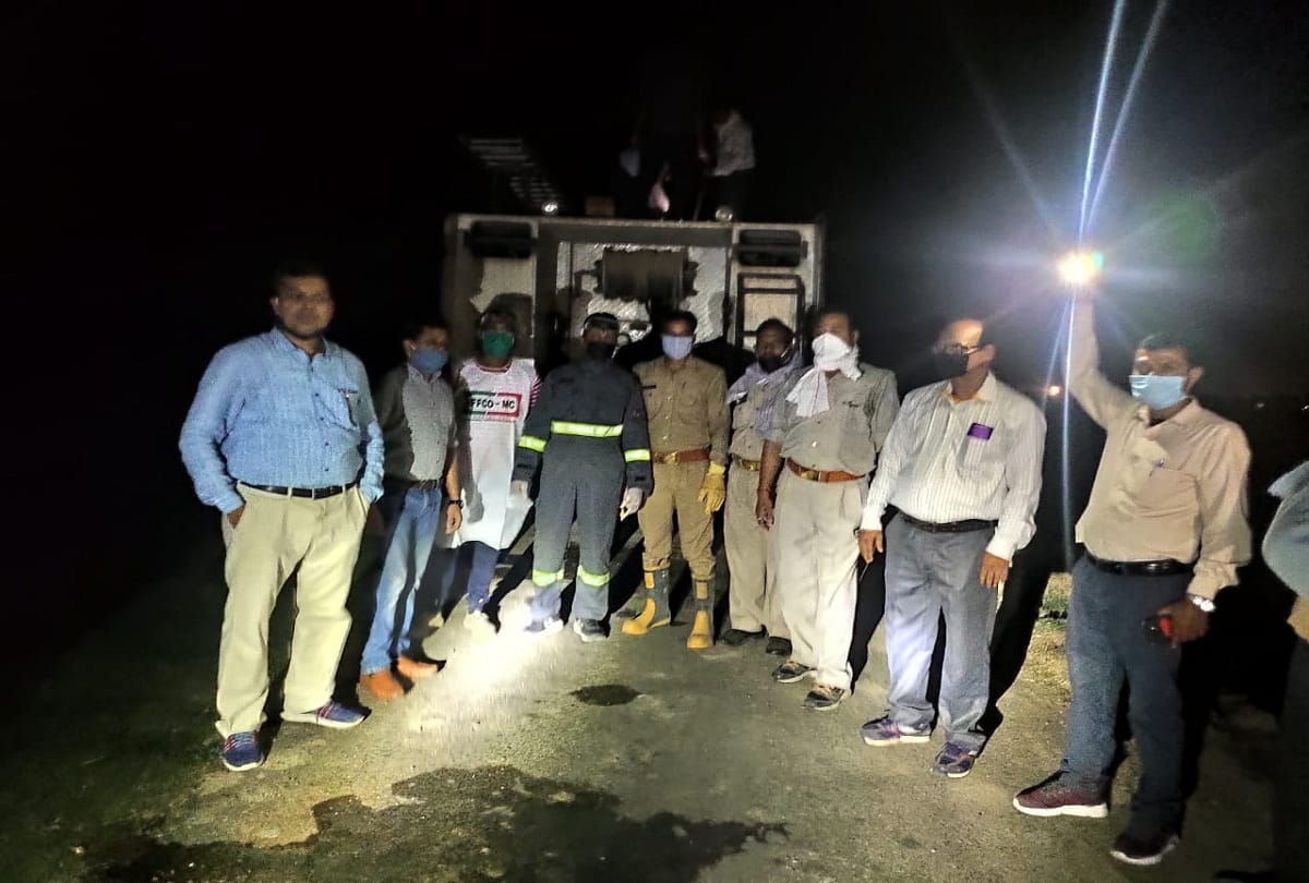 grasshopper attack in prayagraj: Locust team attacked in Koraon of Prayagraj
