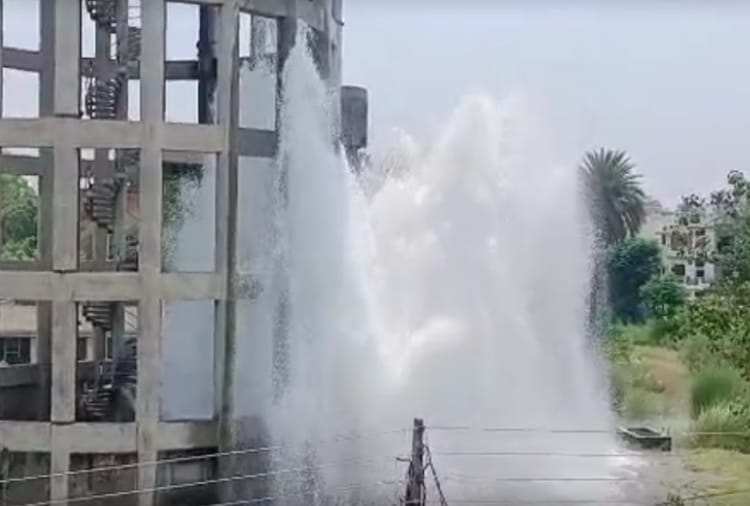 40 feet high fountain made due to leakage in main supply of water tank