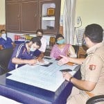 मारपीट को लेकर थाने पहुची पूर्व मेयर शकुंतला भारती, संजू बजाज।