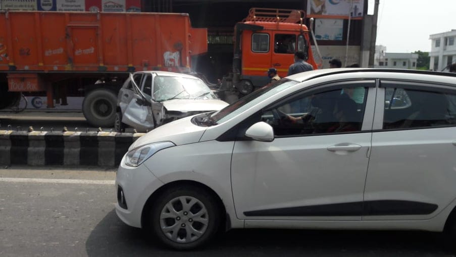 Dehradun Accident News: car overtake truck and hit divider, three people injured in Accident