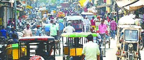 Many shops opened in Shyamganj market, violating roster, police ran