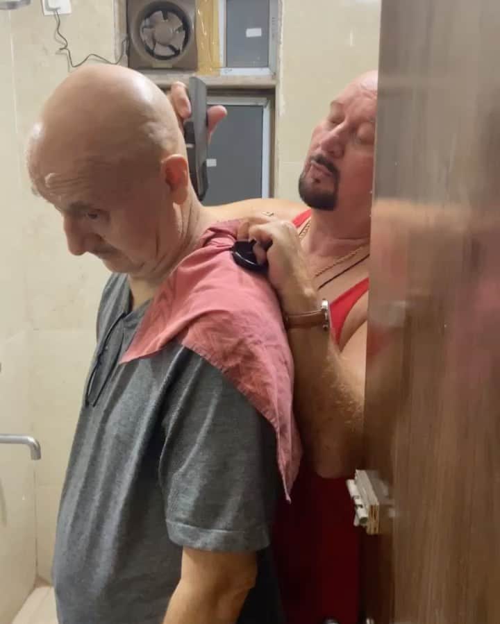 Anupam Kher gets quickest haircut from brother Raju Kher