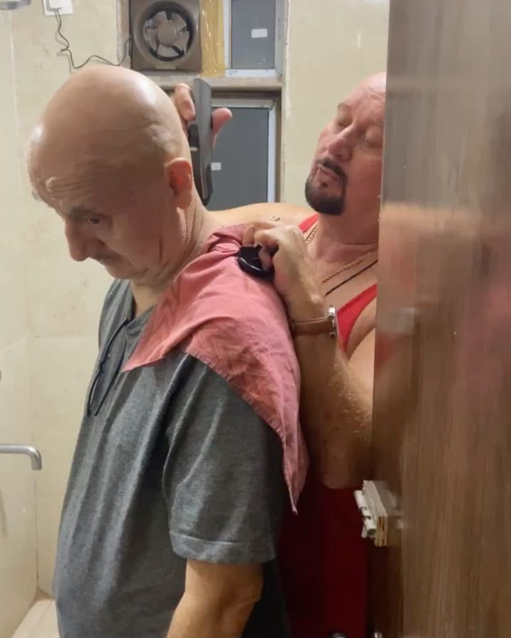 Anupam Kher gets quickest haircut from brother Raju Kher