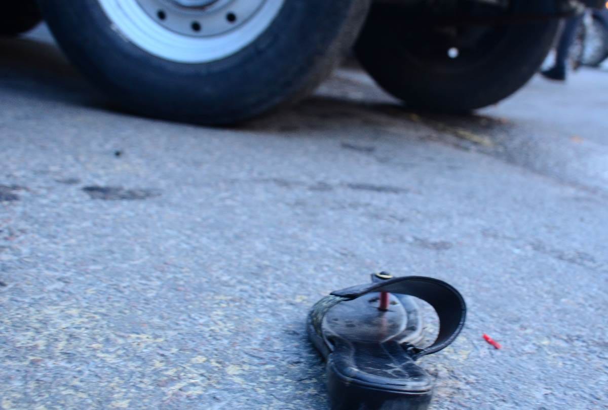 a lady died in road accident in lucknow