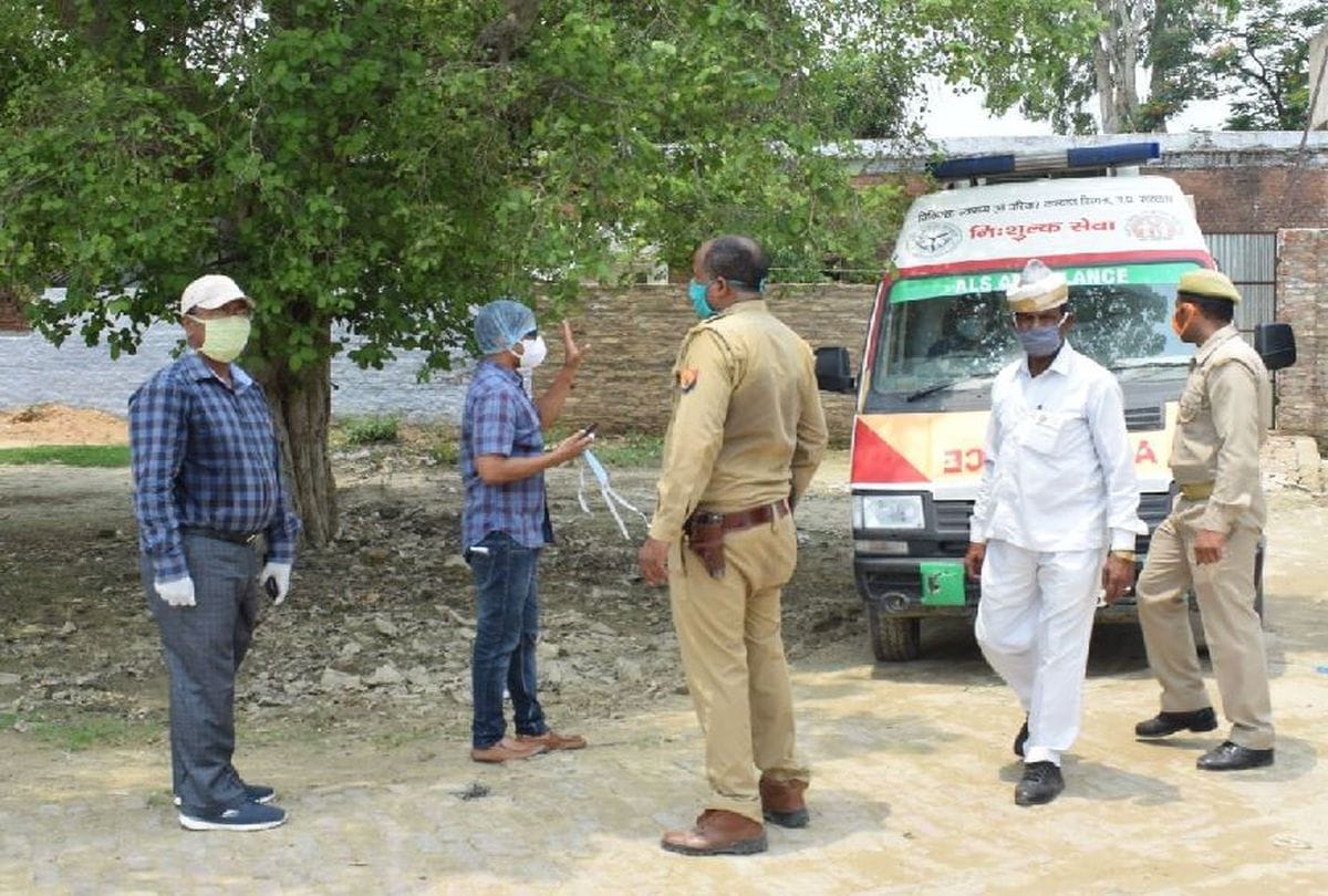 corona positive woman reached hospital by driving scooter in mainpuri