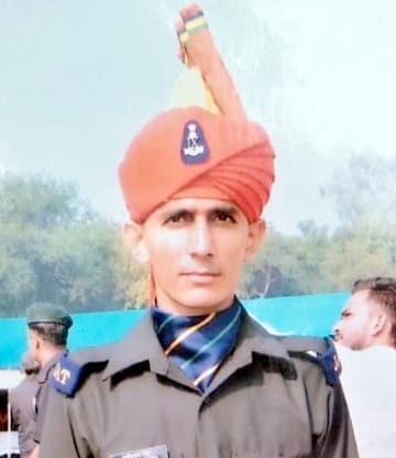 The atmosphere of grief in the village due to the death of soldier