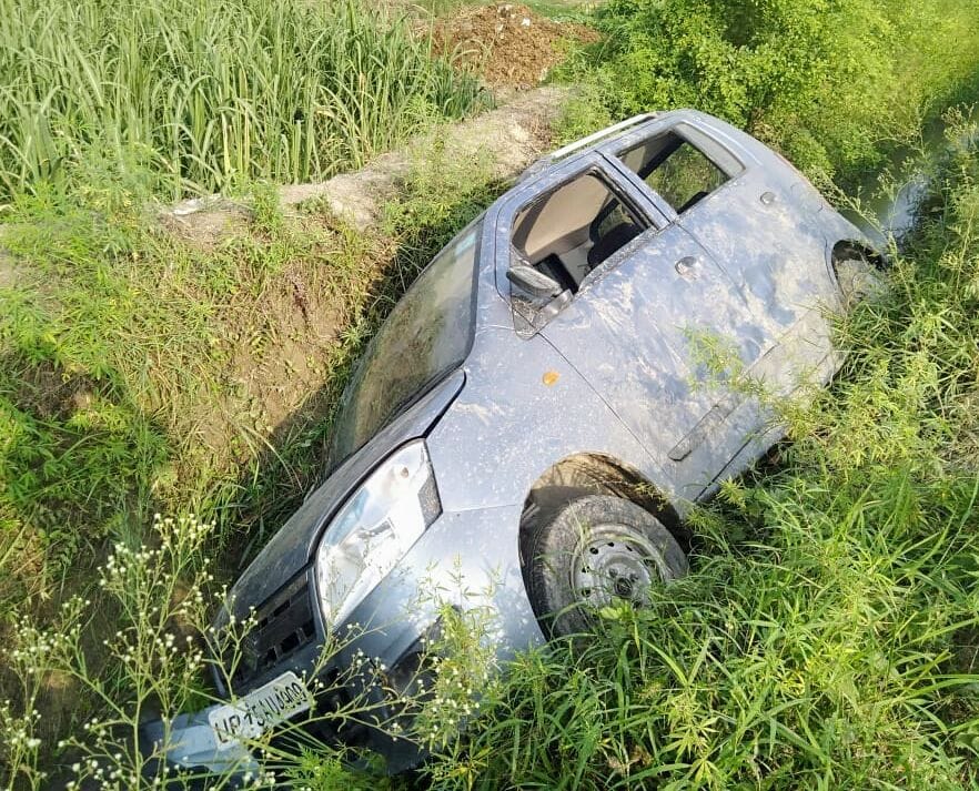 uncontrolled car fall down in the rajbaha, three persons injured