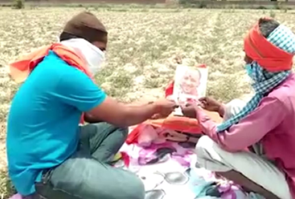 Muslim man worships CM Yogi adityanath picture in his farming land claiming justice