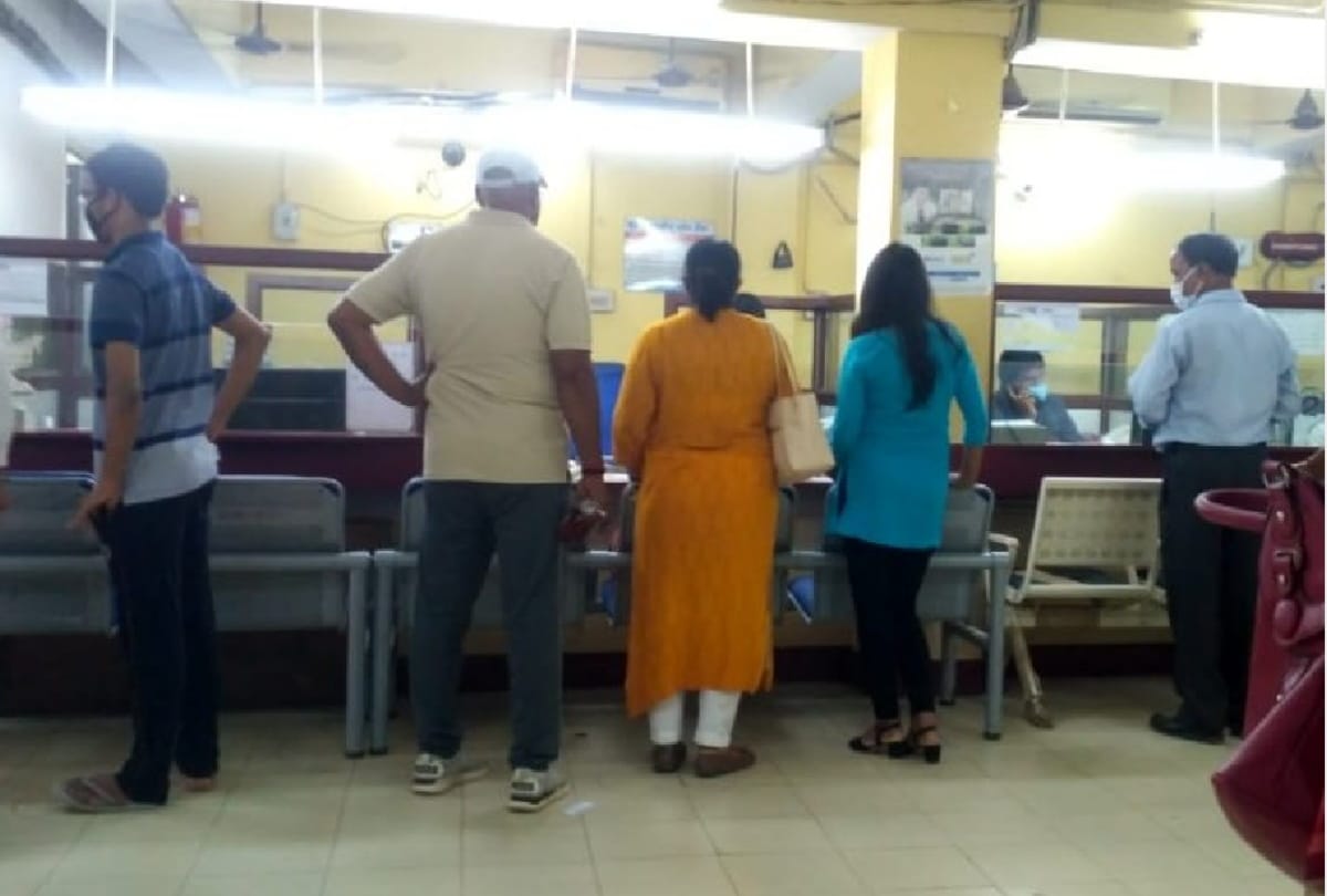 Bank staff and customer break rule of social distancing during coronavirus in gorakhpur