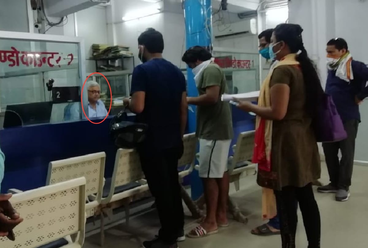 Bank staff and customer break rule of social distancing during coronavirus in gorakhpur