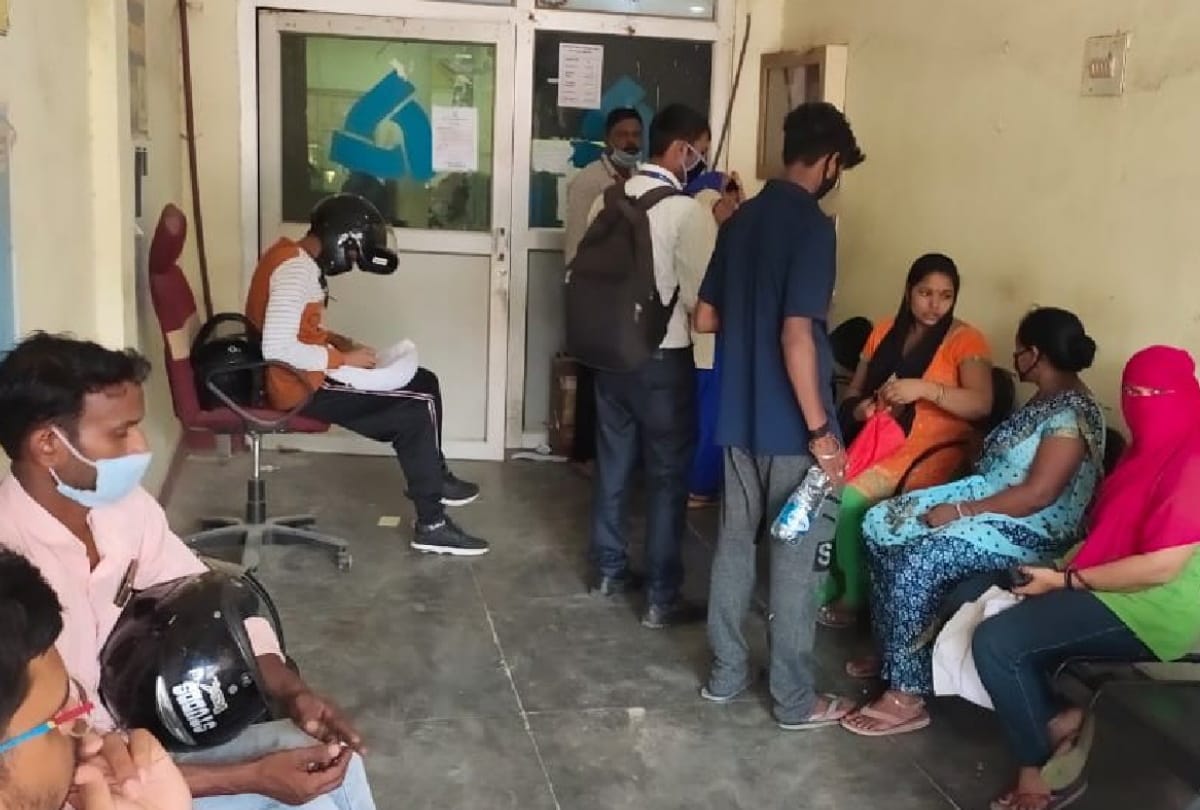 Bank staff and customer break rule of social distancing during coronavirus in gorakhpur