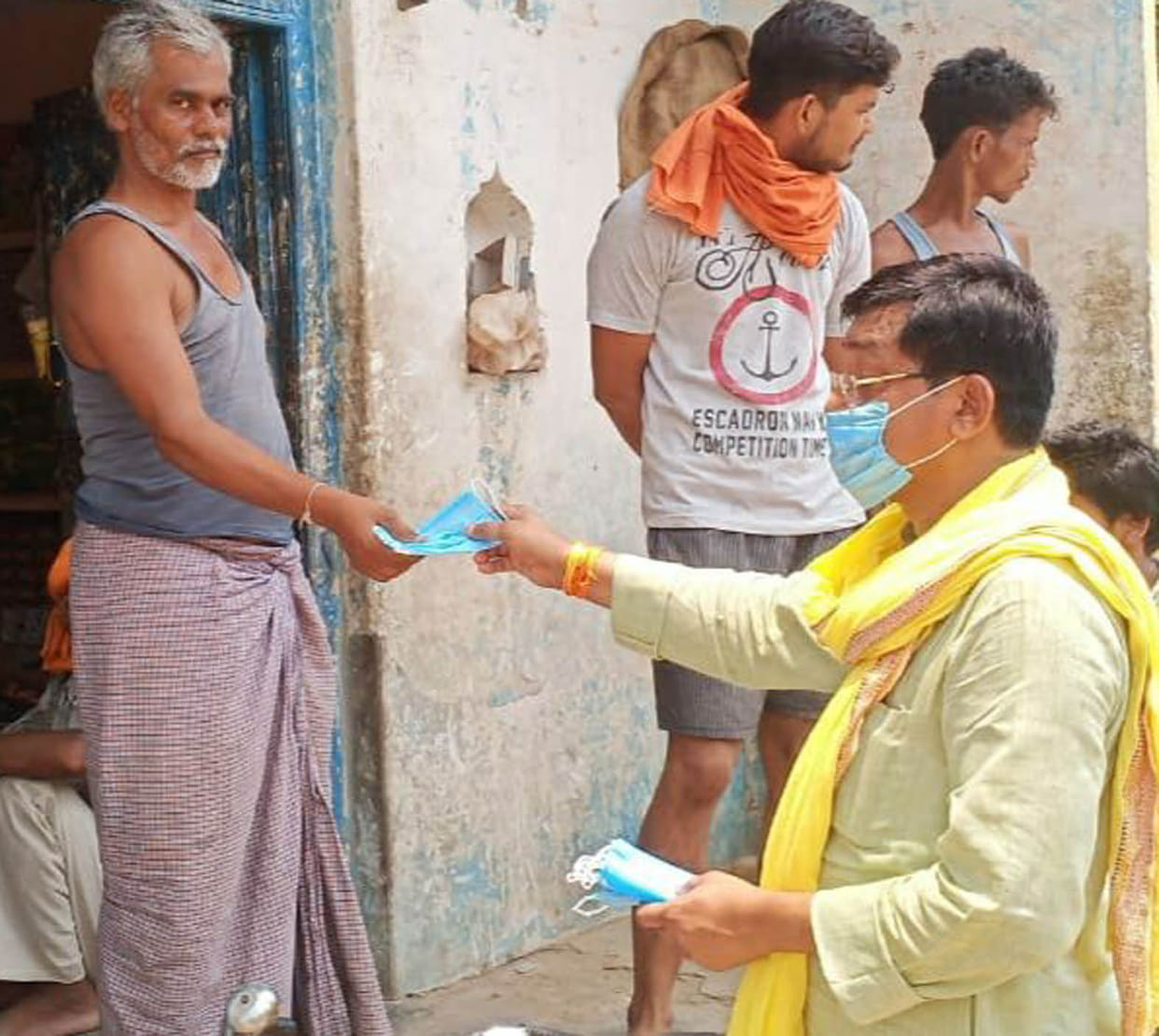 BJP's family contact campaign started by distributing masks