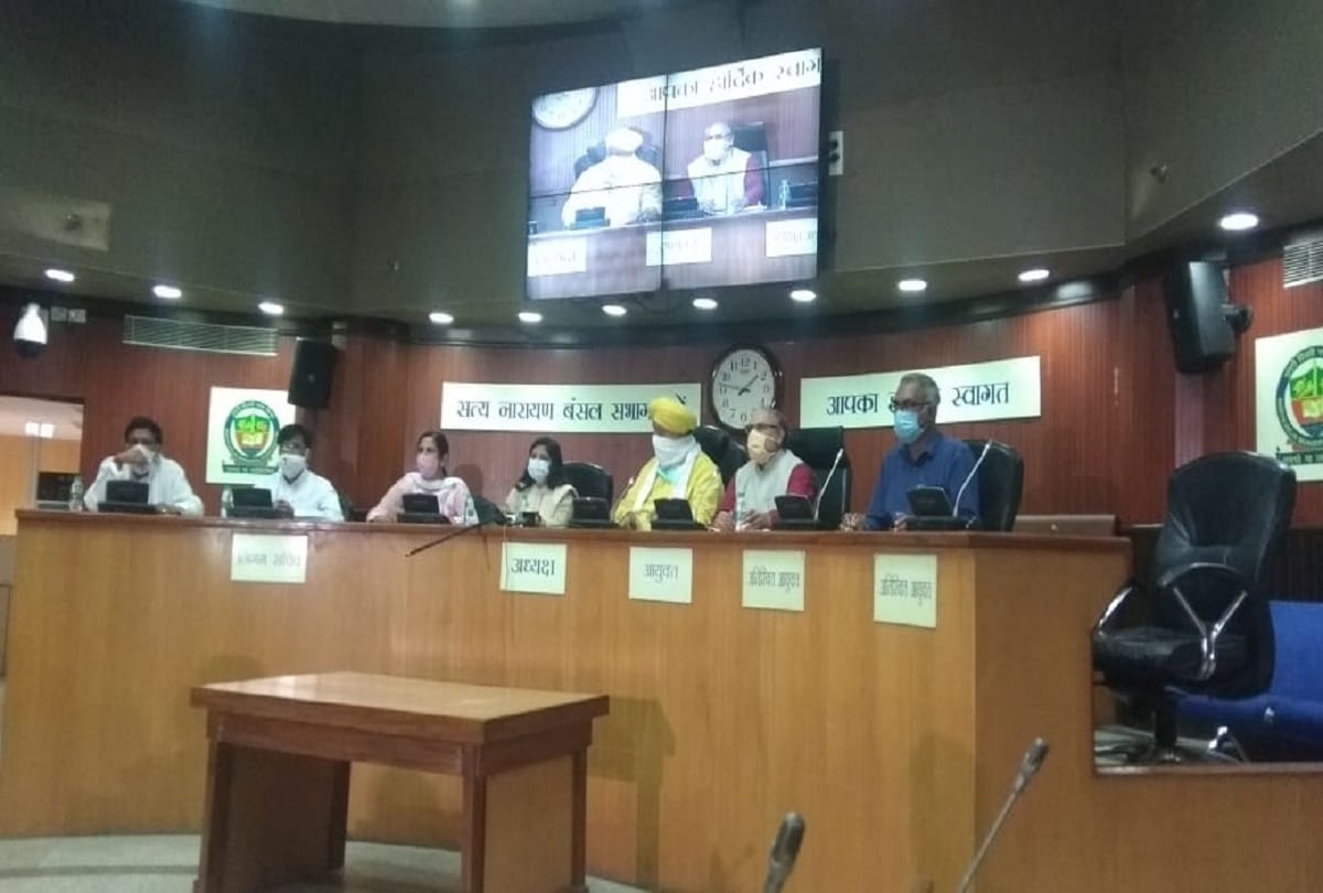 Delhi edmc mayor suspends aap 17 councilors for creating ruckus in EDMC house