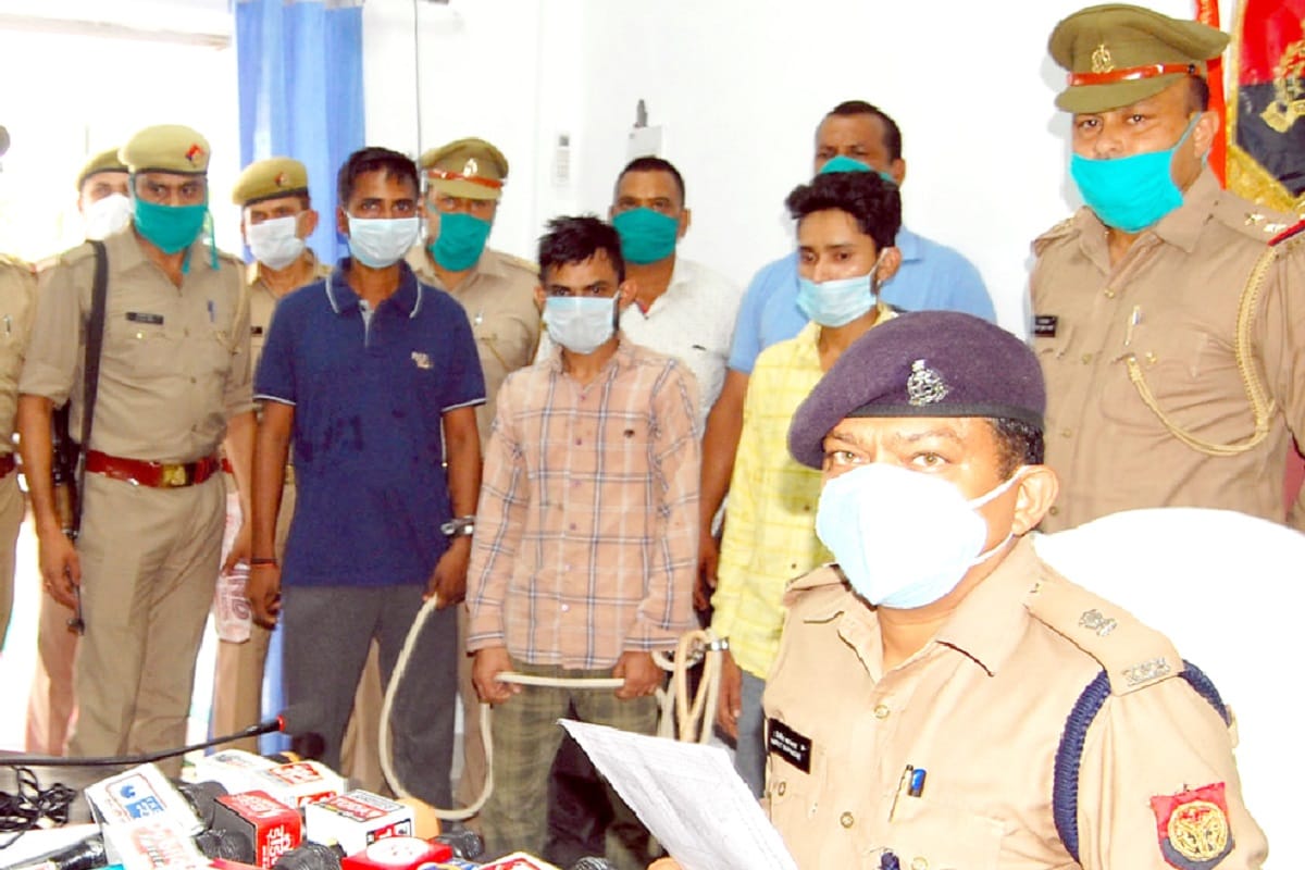 Saharanpur police arrested three people and revealed a gang and recovered fake cosmetics worth 1.25 crore
