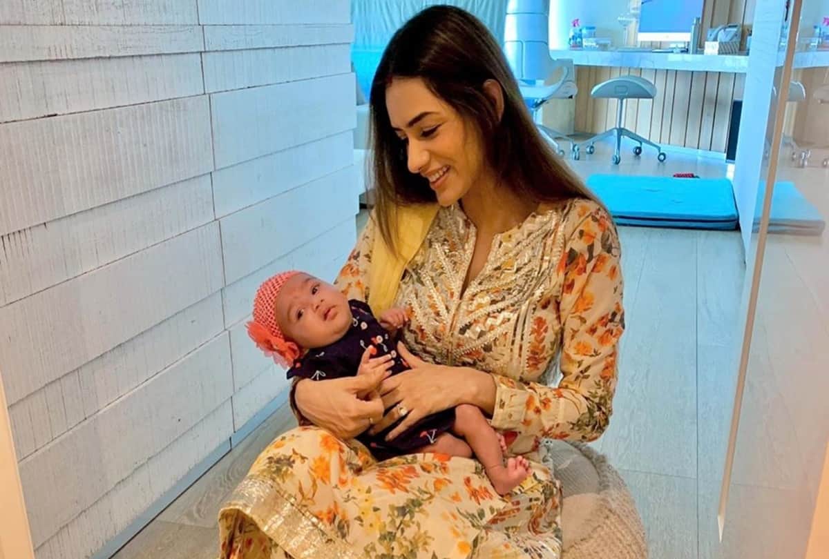 Meri Aashiqui Tumse Hi Actress Smriti Khanna Share Cute Photos With Newborn Daughter