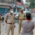 नदेसर स्थित जामा मस्जिद के सामने मजिस्ट्रेट सहित तैनात पुलिस कर्मी।
