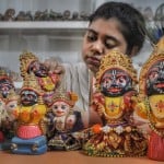 कृष्णानगर के नादिया में रथ यात्रा उत्सव से पहले भगवान जगन्नाथ की मिट्टी की मूर्तियों को सजाती कलाकार।