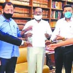 सत्यपाल जैन पत्र सौंपते हुए