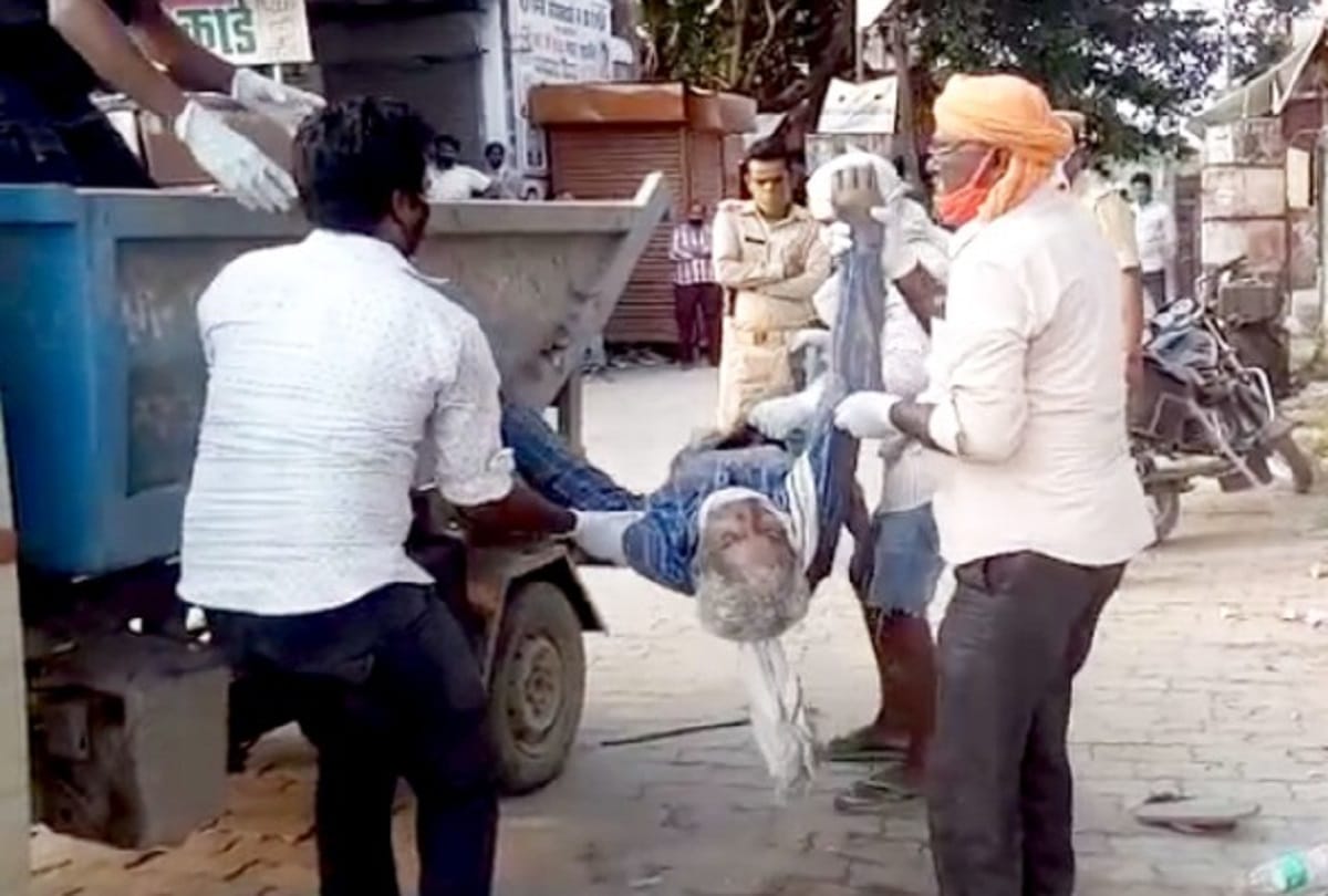 Three policemen who were carrying body on a garbage vehicle were suspended and four corporation personnel dismissed.