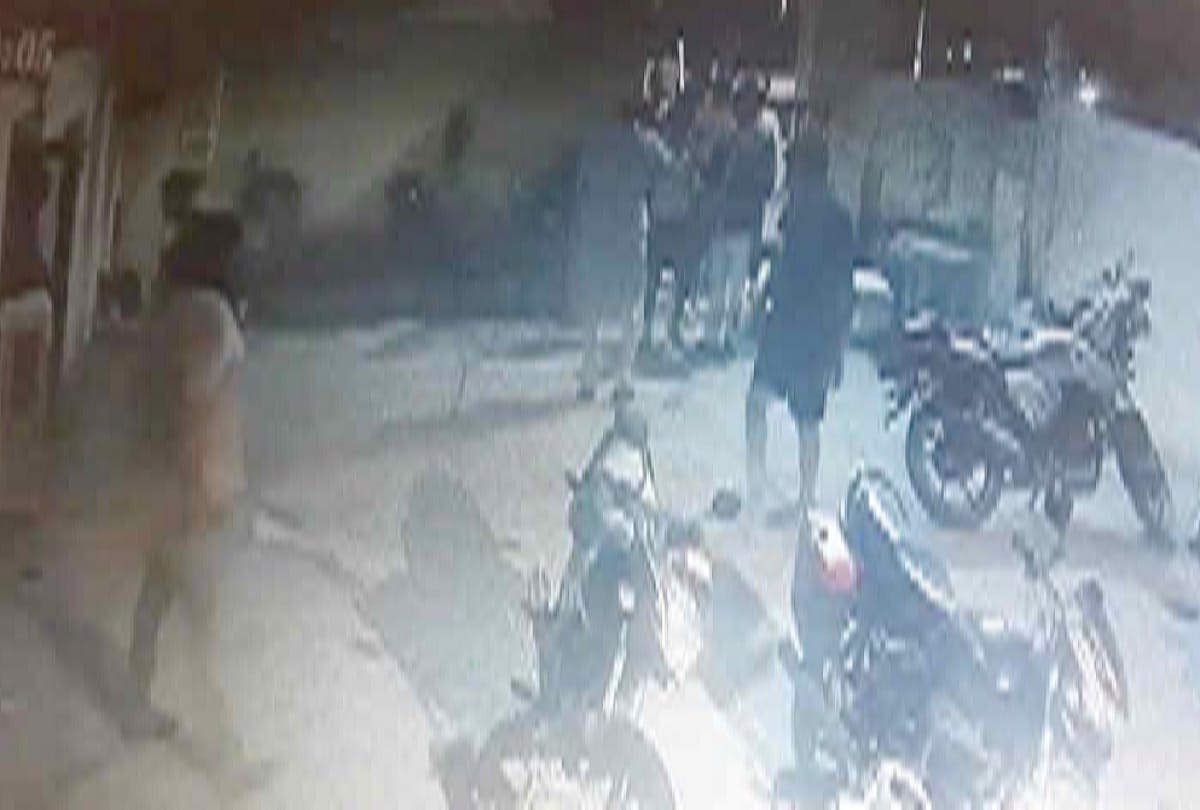 At Inderlok chowki, youths thrashed, stone pelted, poles and also fired