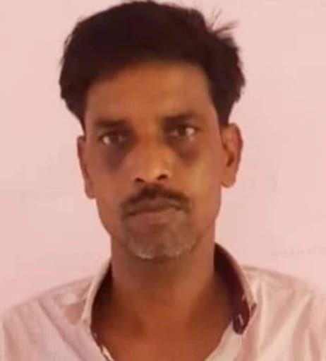 teen sadasyeey teem karegee ?pharjee shikshak ke kaagajon kee jaanch