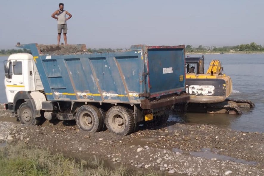 Vehicles caught mining in state border