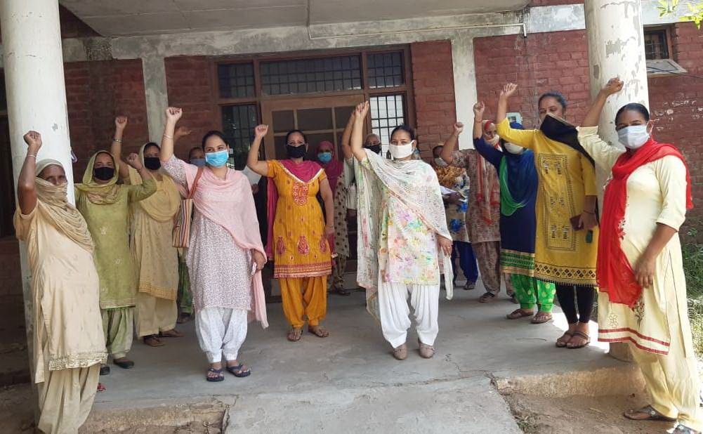 Protest of Anganwadi attendants for not being permanent