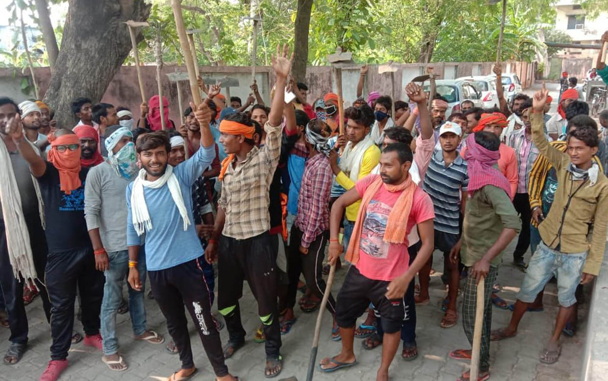 Performance of scavengers angry over non-payment of honorarium