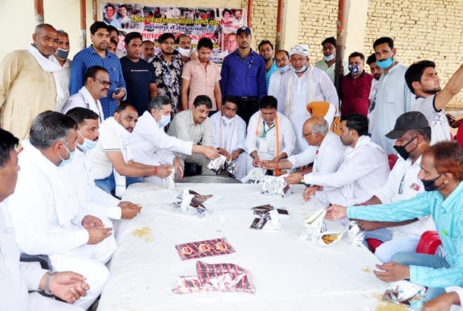 Congress distributes food under Satyagraha movement