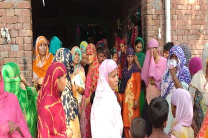 Meerut News: Three dead body of a family were cremated at same time in a village at Meerut