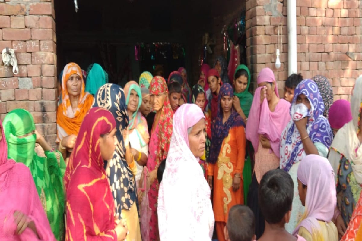 Meerut News: Three dead body of a family were cremated at same time in a village at Meerut