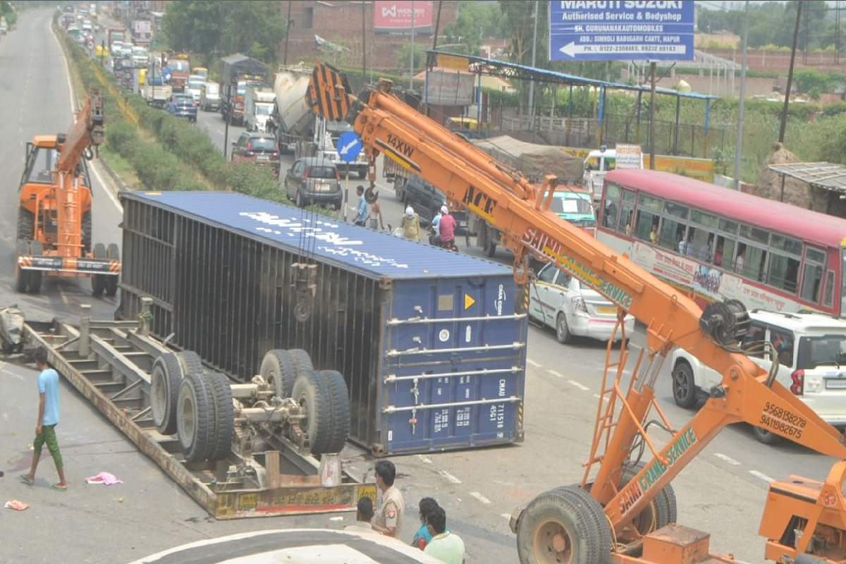 Meerut News: Three dead body of a family were cremated at same time in a village at Meerut