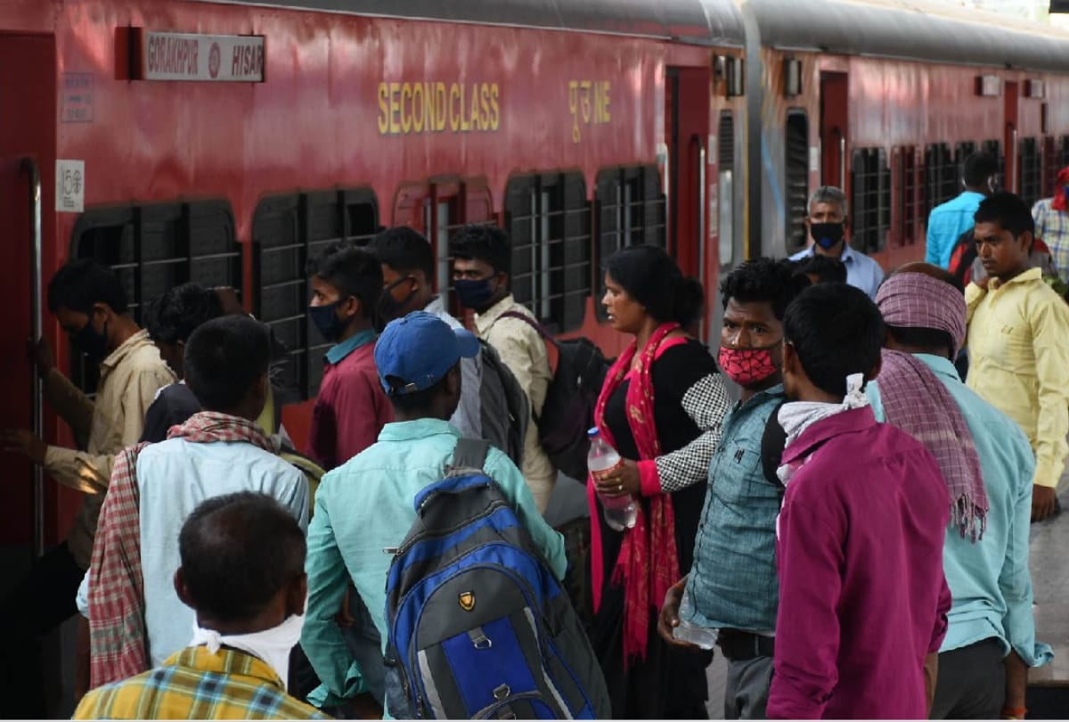 Durg Shramik Special train departed from gorakhpur railway station with thousand migrant