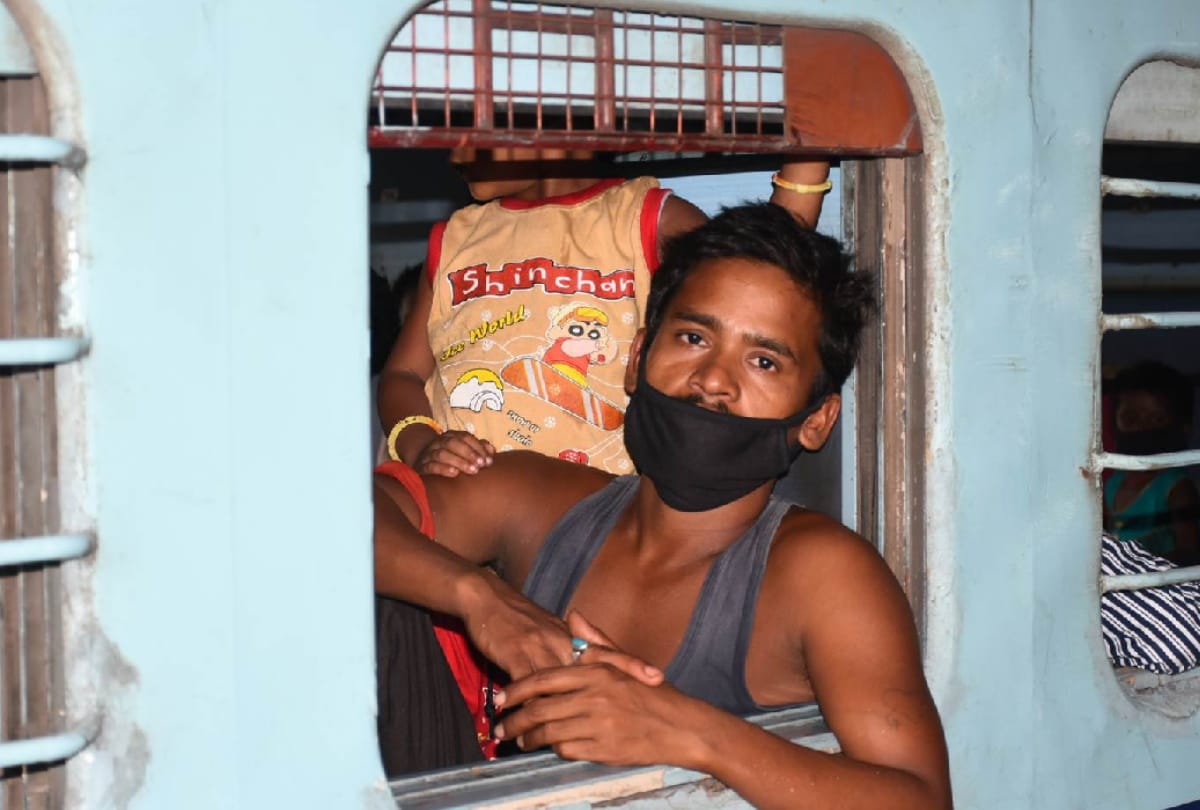 Durg Shramik Special train departed from gorakhpur railway station with thousand migrant