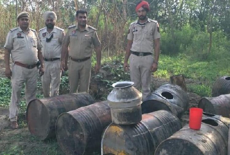 Illegal liquor recovered from Punjab and Himachal pradesh border