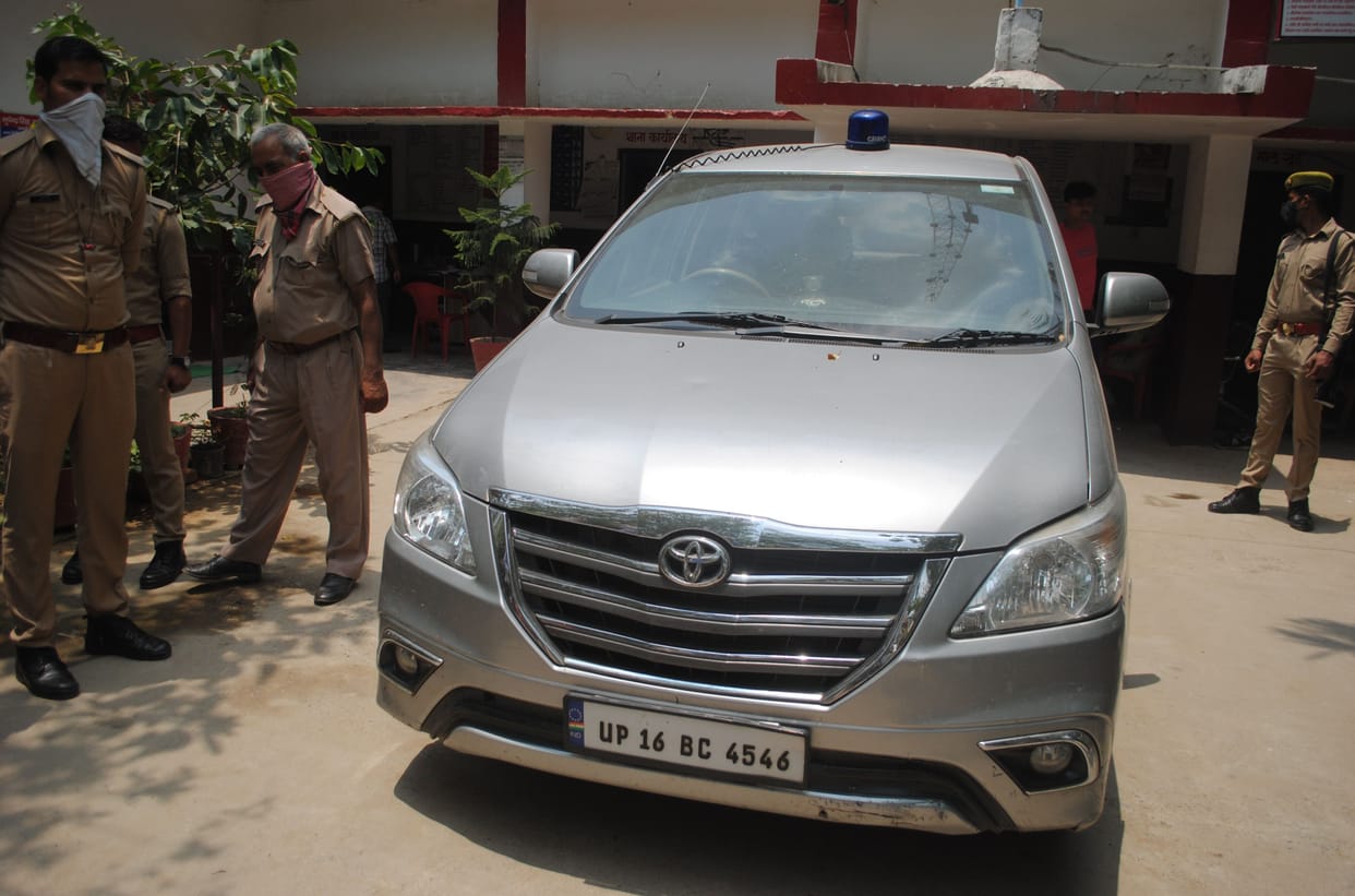 IPS, IRS officer caught cheating gang