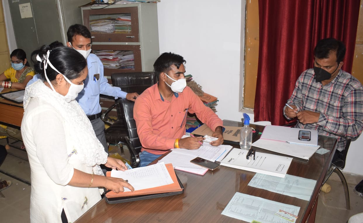 teen teacher nahi pahuche, report