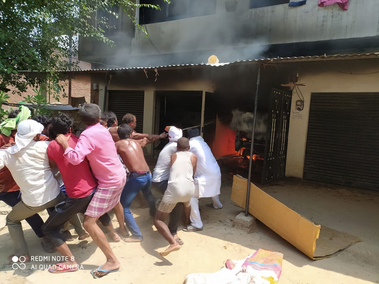 Car caught fire from short circuit, 20 lakh electronic goods burnt