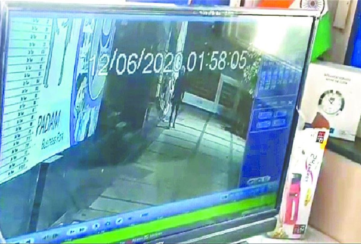 three accused arrested for stolen cash from atm in agra