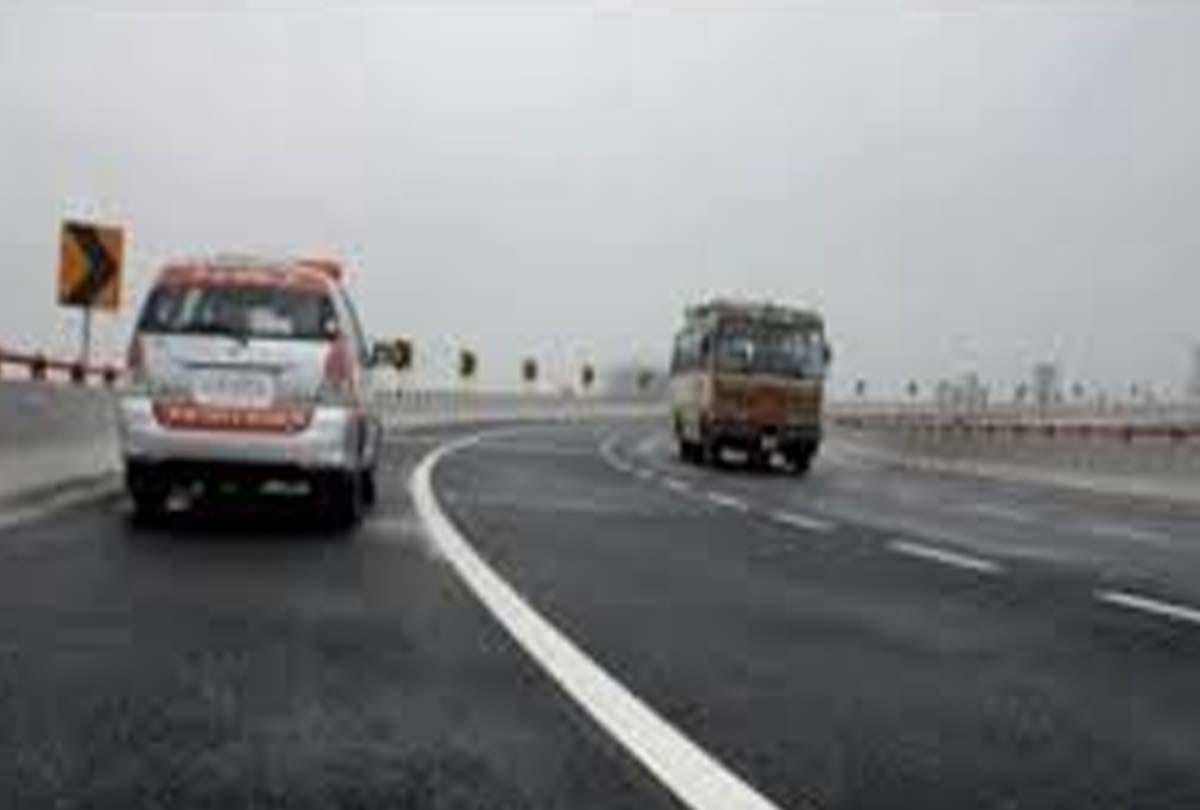 Bike collides on Agra-Lucknow Expressway, one migrant dies, three serious