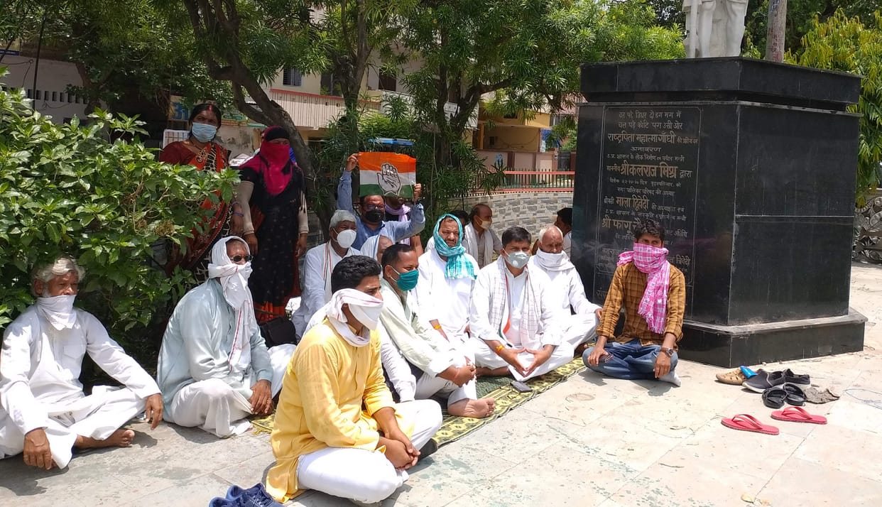 Sitting in front of Gandhi statue, Congressmen demonstrated silently