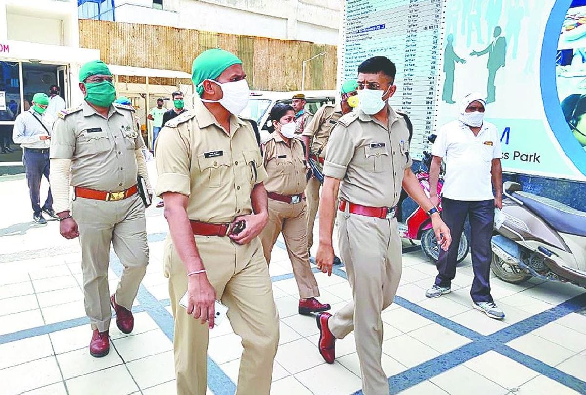 three accused arrested for stolen cash from atm in agra