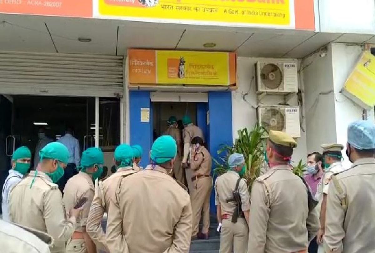 three accused arrested for stolen cash from atm in agra