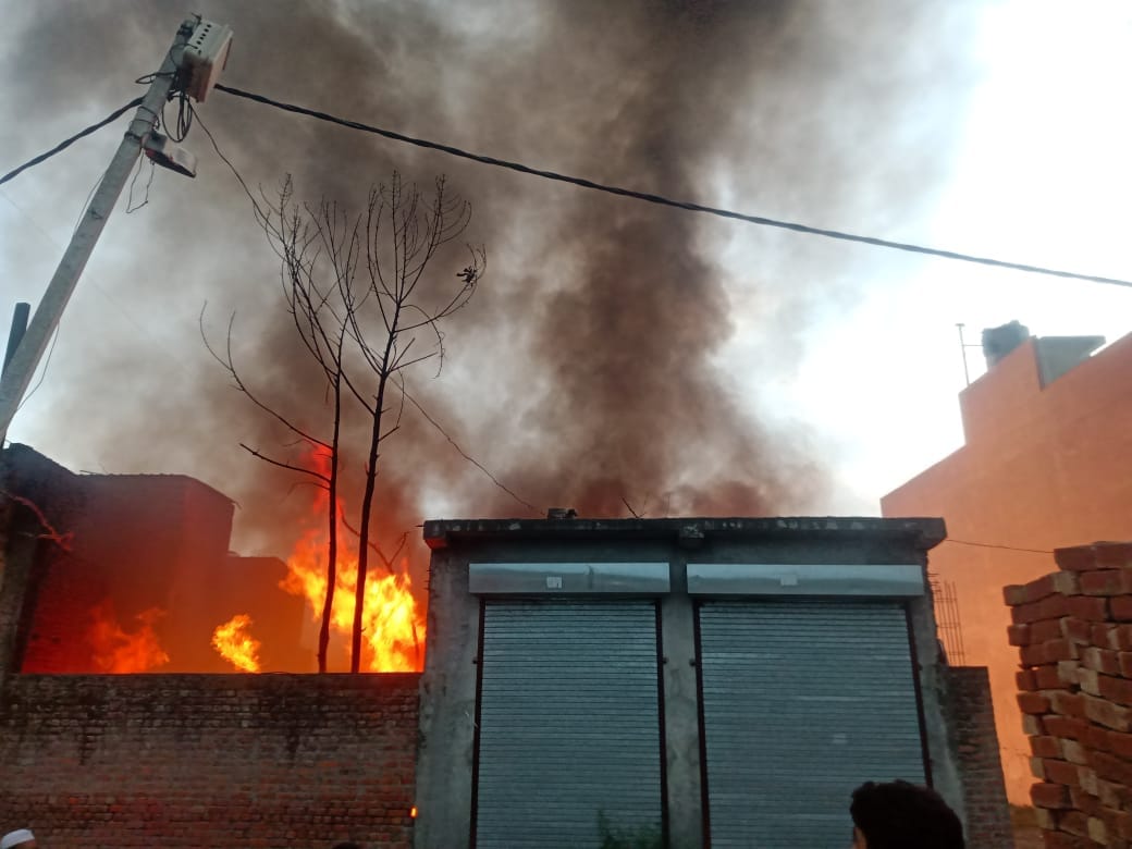 Fire broke out in plastic scrap, chaos occurred