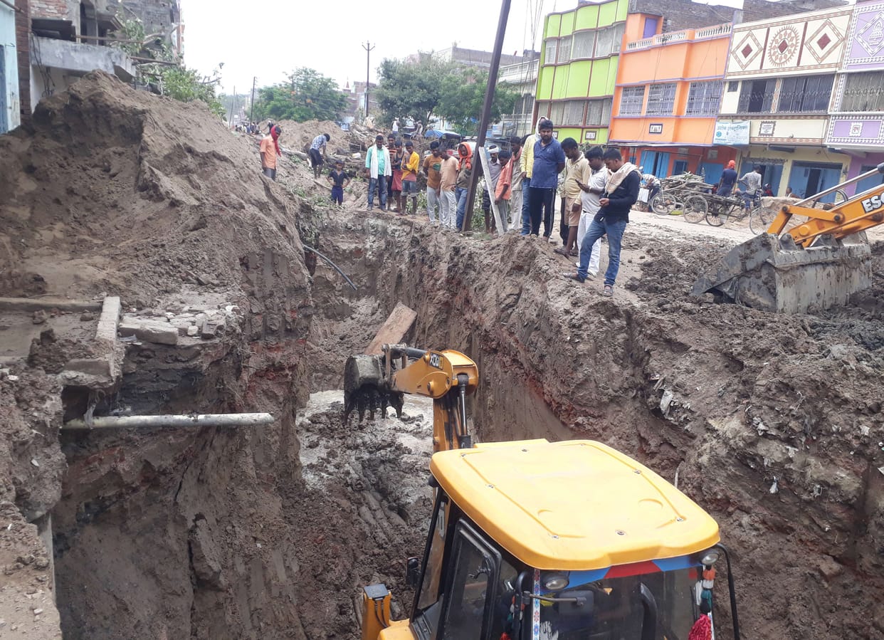 Baria-Biwi Tola road obstructed due to sewer construction
