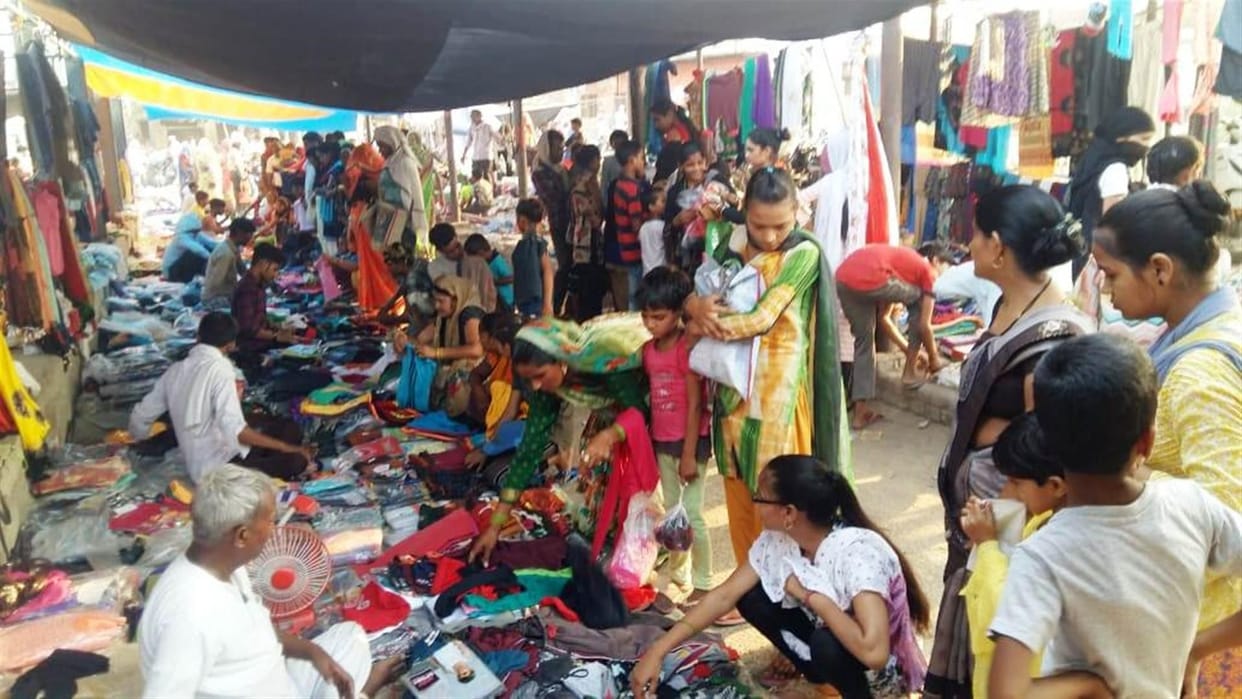 social distancing voilation in market
