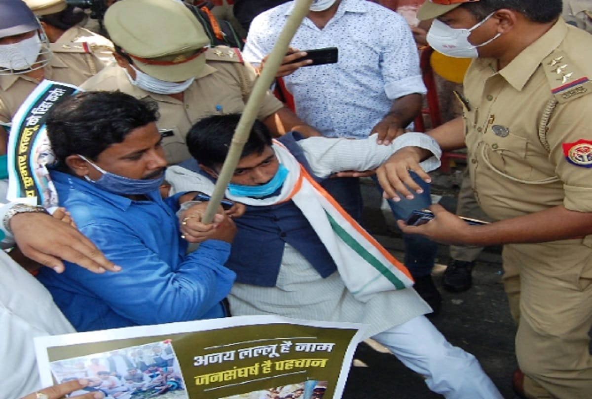 Congress workers protesting for bail of Ajay Kumar Lallu arrested by police in Lucknow